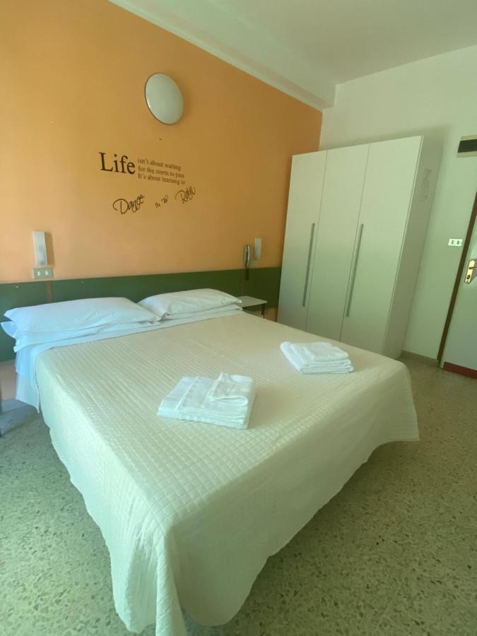 Hotel Nova Dhely Rimini Exterior foto
